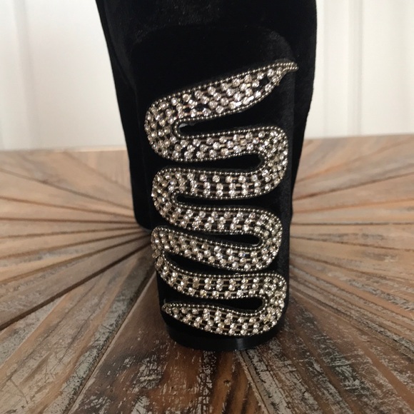 NWT Shoe Dazzle Black Velvet Block Heel Booties - Picture 3 of 9